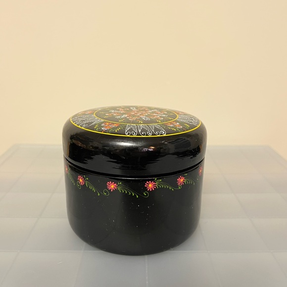 Round Painted Trinket box - Picture 2 of 9